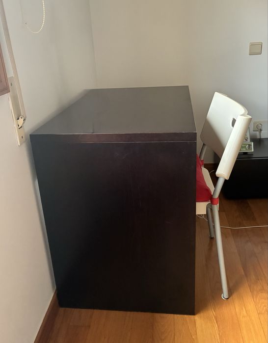 Conjunto de móveis de quarto em madeira maciça de cor castanha escura