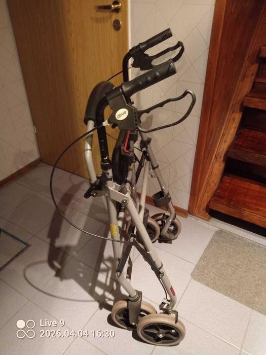 Chodzik dla starszej osoby