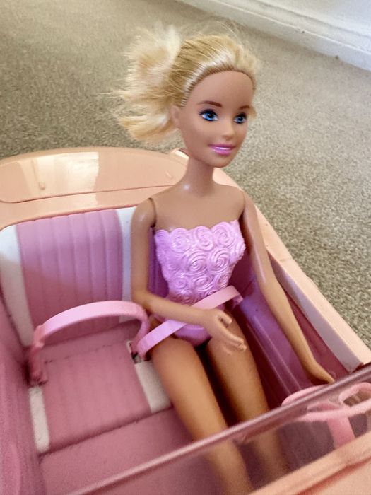 Вінтажна Barbie  в кабріолеті