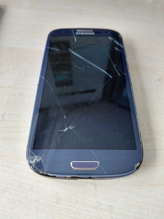 Telefon HTC One i Samsung S3 GT 19305 - uszkodzone