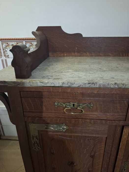 Móvel de madeira castanho