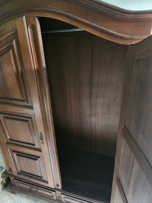 3 mesas de cabeceira em madeira, 4 camas de solteiro e 2 armarios