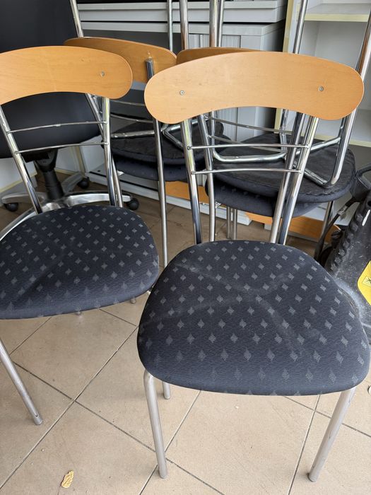 Krzesla z drewnianym oparciem i siedziskiem z materialu