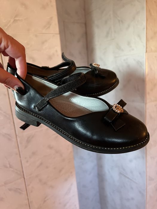 Туфельки чорні дівчинці