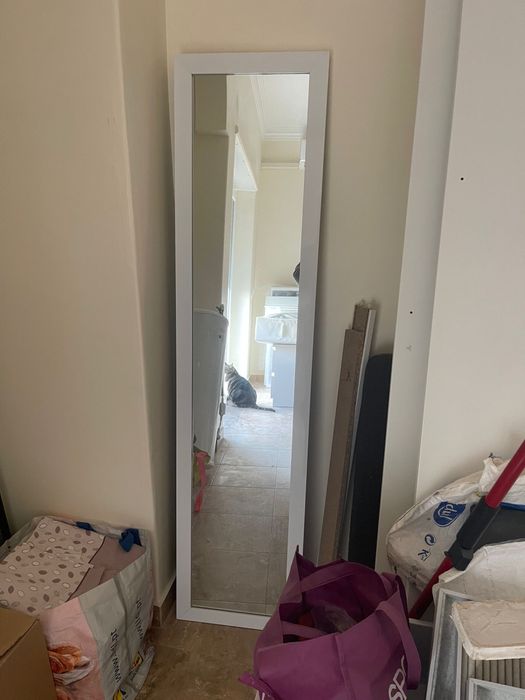 Espelho de corpo inteiro com moldura branca