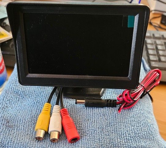 Monitor 4,3 cala  z zasilanie 12V i dwoma liniami AV na Chinch