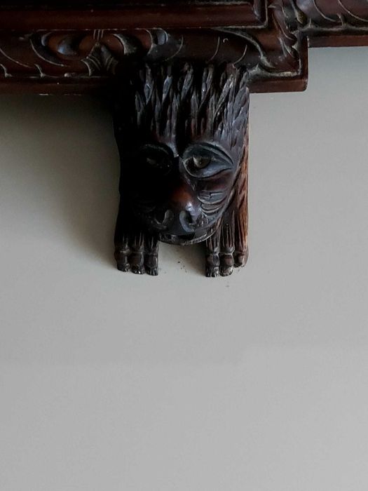 Aparador em carvalho trabalhado