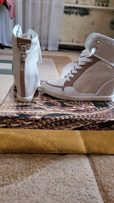 Продам  кожаные сникерсы Hogan