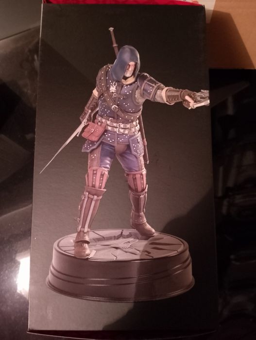 Figurka Wiedźmin w zbroi kota