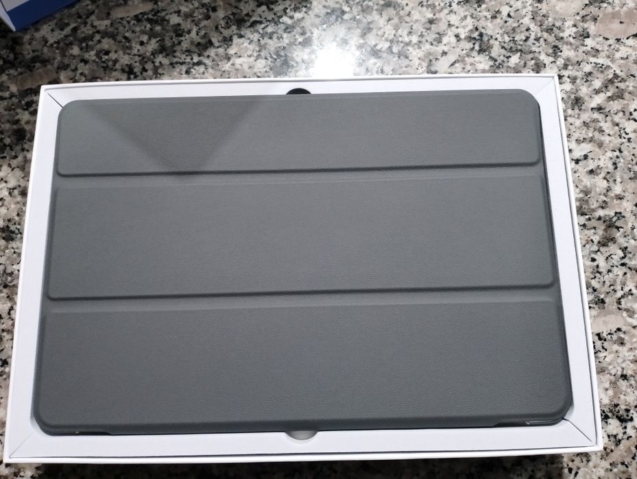 Tablet com capa  teclado e caneta e suporte e rato