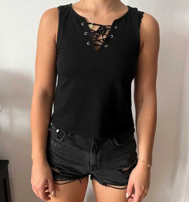 Czarna bluzka na grubych ramiączkach