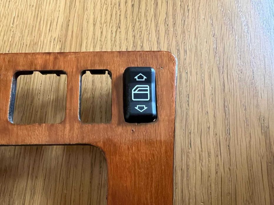 Madeira consola para 190/W201 em bom estado