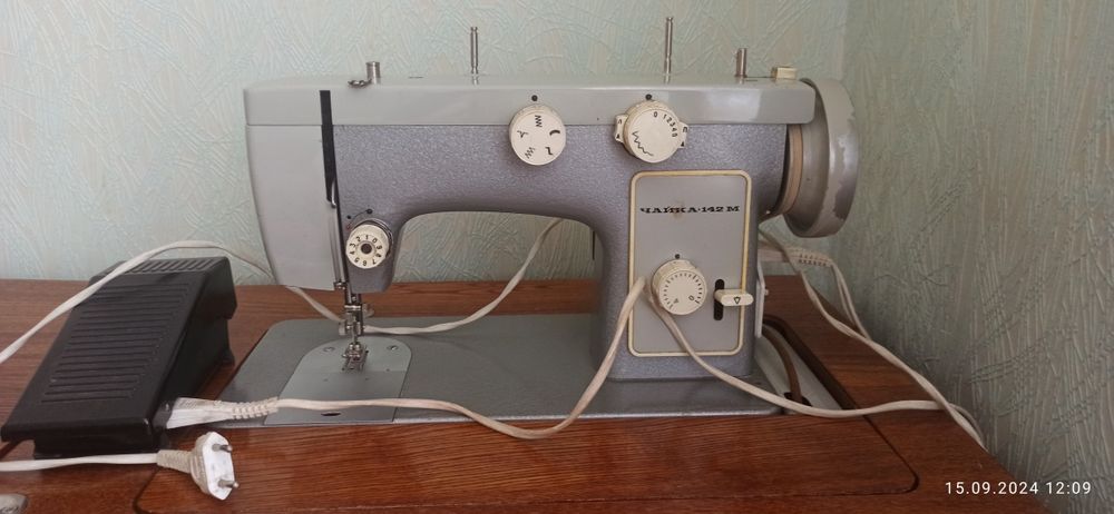 Продам швейную машинку Чайка-142М