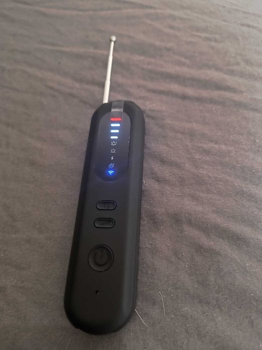 Detektor RF ukrytych kamer i lokalizatorów GPS przenośny