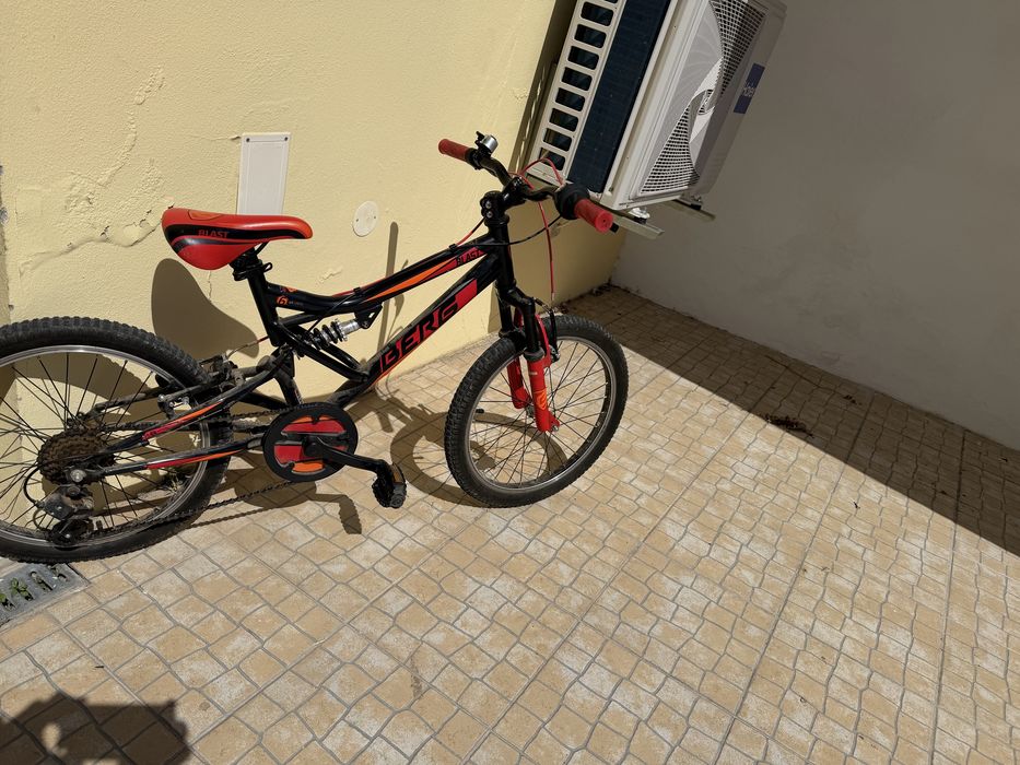 Bicicleta berg de criança com mudanças.