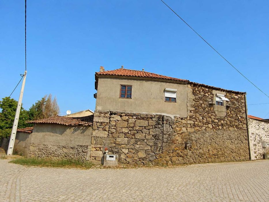 Terreno amplo com Moradia Devoluta - Torre Dona Chama