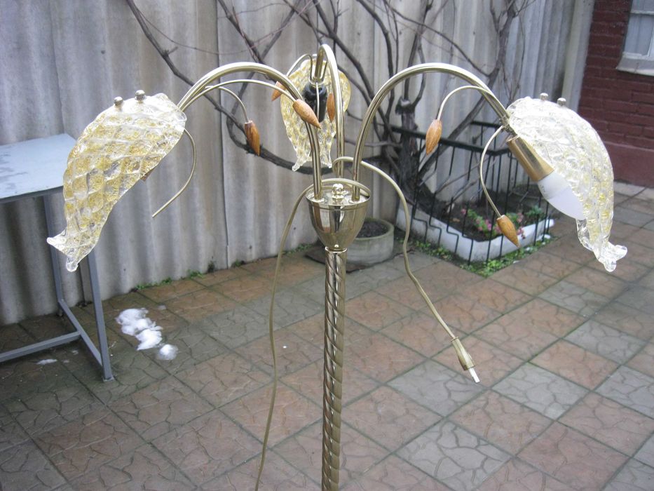 Продам торшер на 3 лампы