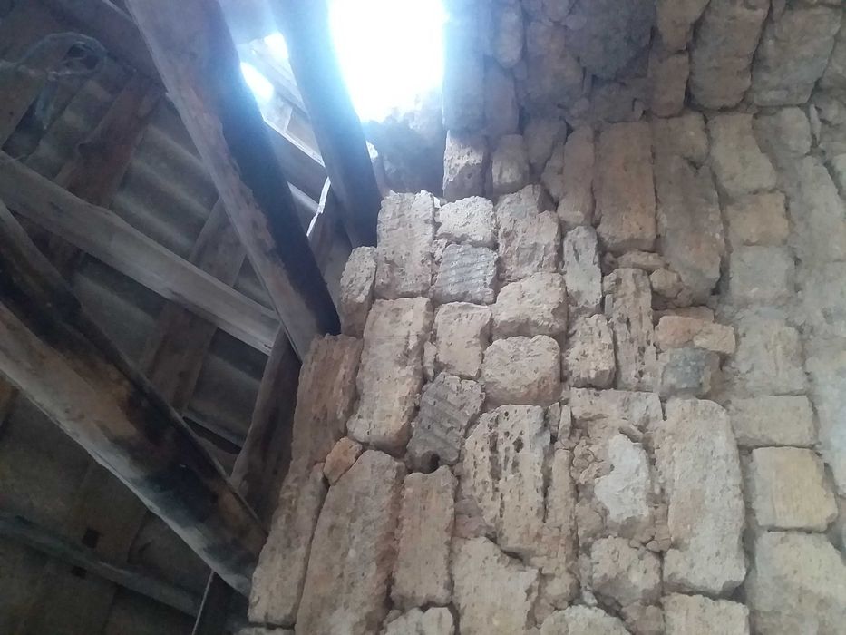 Камень        Продам.