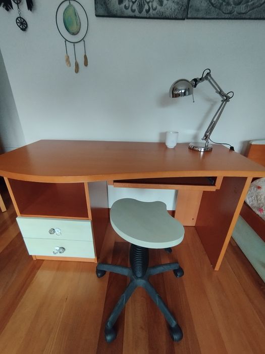 Secretária de madeira com banco