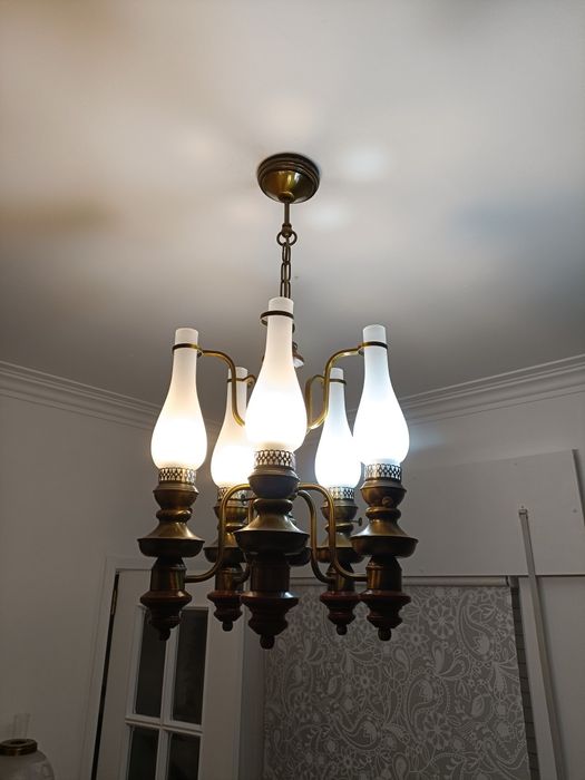 Candeeiro de teto em latão e madeira