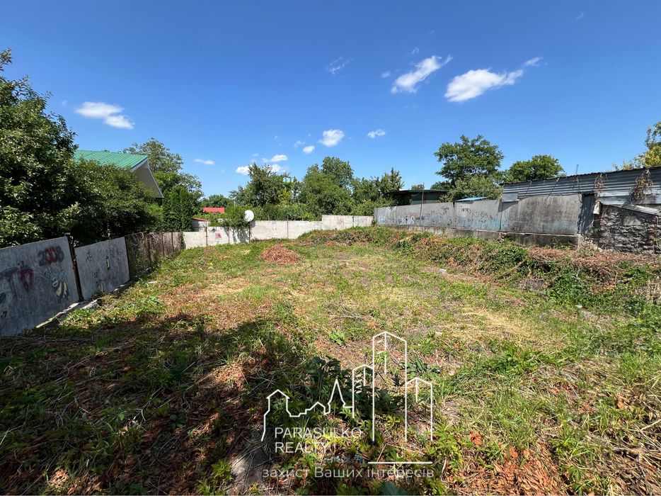 Продам чудову ділянку поруч з парком!