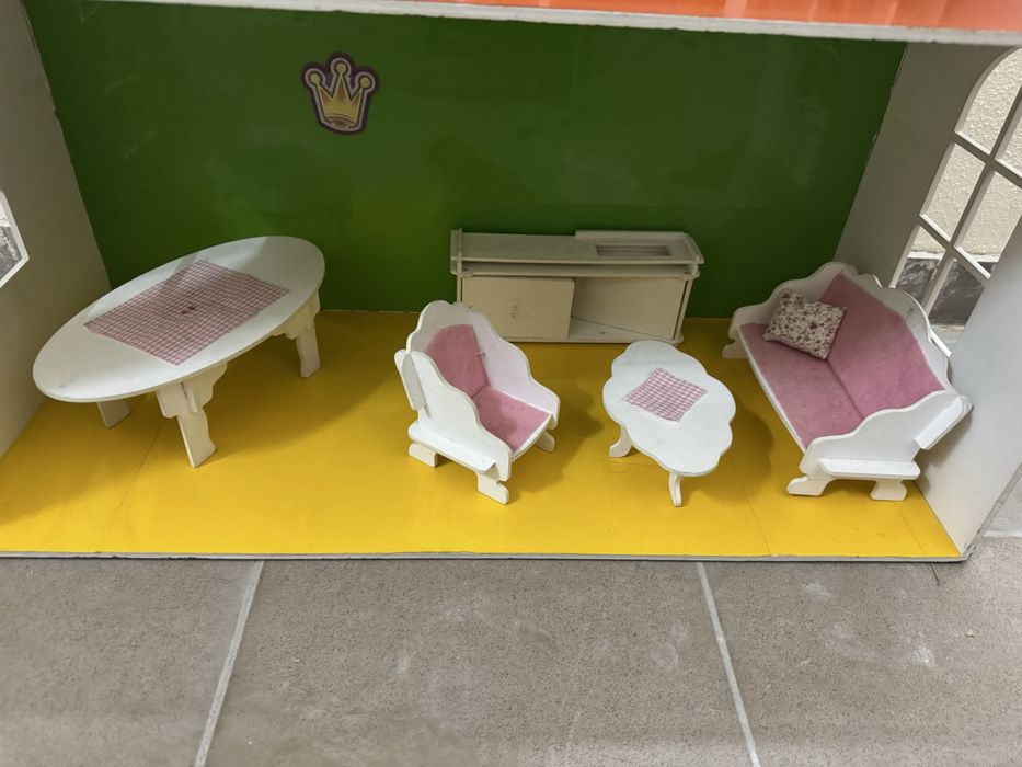 Ляльковий будиночок з меблями