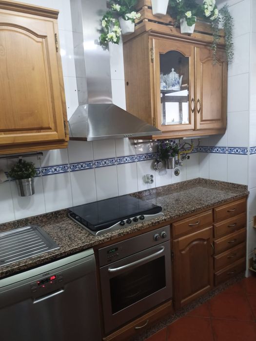 Mobília de cozinha em madeira castanho