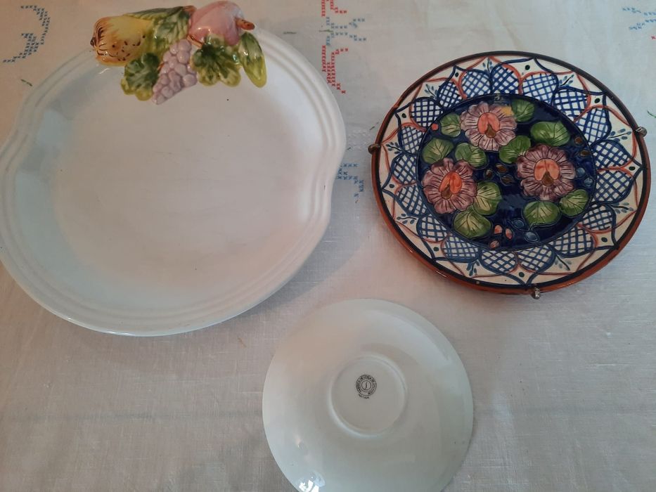 Várias peças de loiça antiga de Alcobaça.