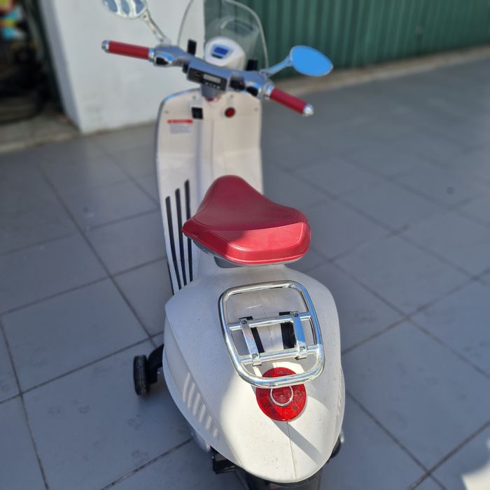 Vespa elétrica de criança