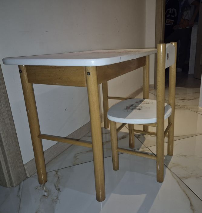 Stolik i krzesło dla dziecka.