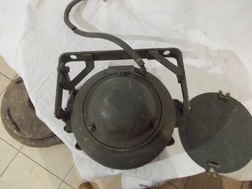 Stara wojskowa lampa noktowizyjna do pojazdu wojskowego