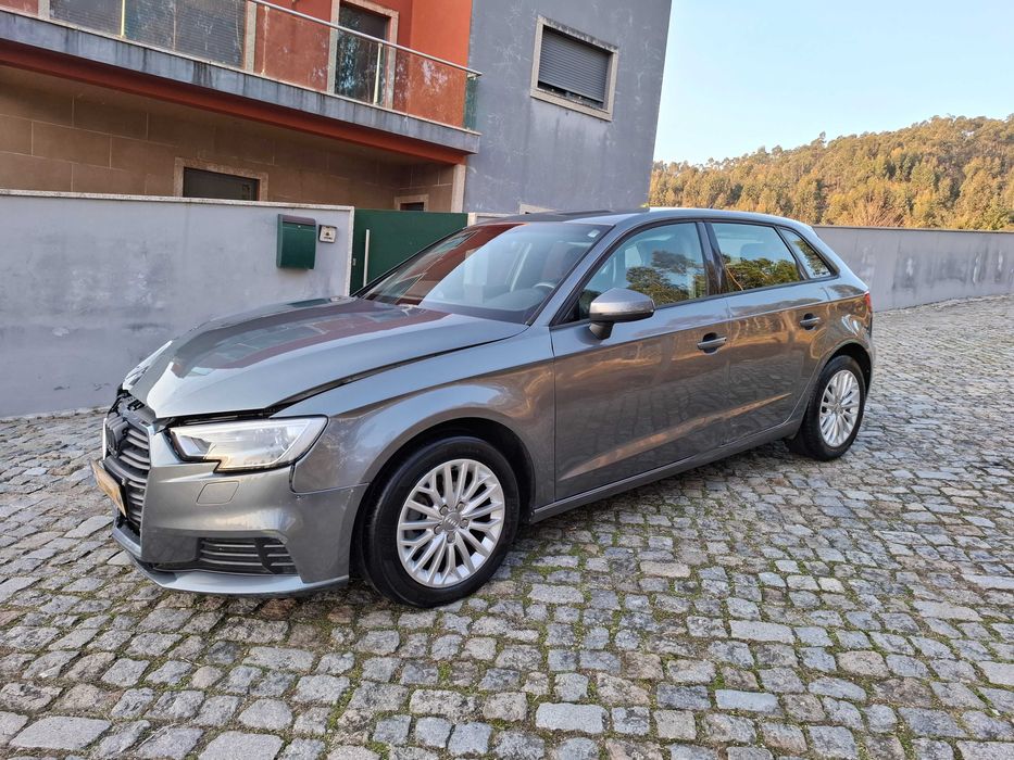 Audi A3 Sportback 1.6 TDI Design 135 Mil Kms Nacional de 2017/10