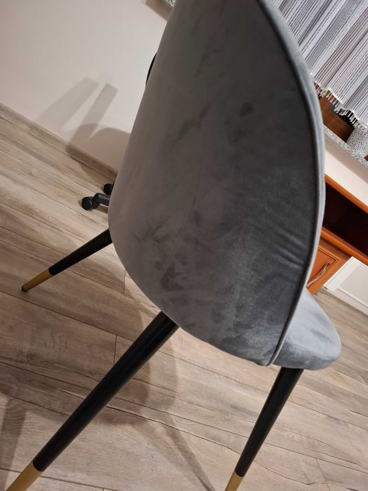 Krzesło z metalowymi nogami