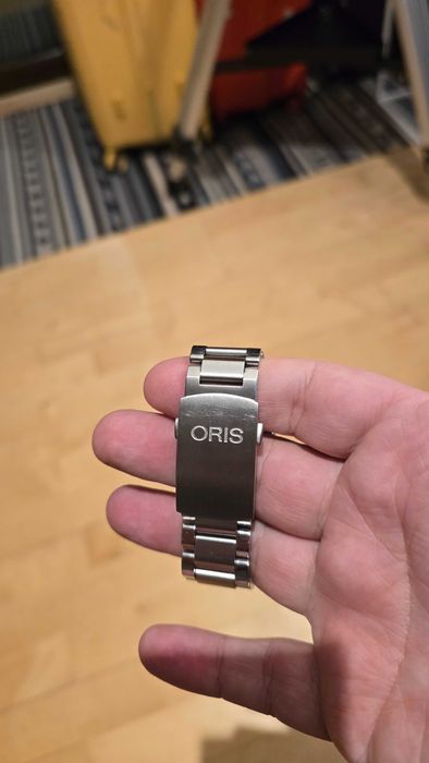 oris aquis 43mm date
