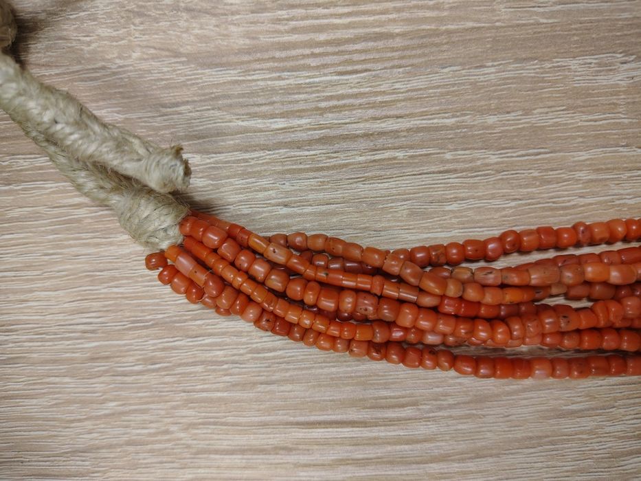 Старовинні коралові буси