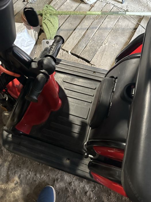 Продам  красный трехколесный электроскутер Crosser TR1.