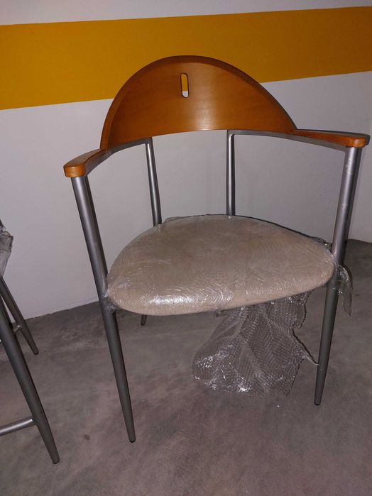 Conjunto mesa de cozinha (120 x 80cm)) + 4 cadeiras + 2 bancos balcão.