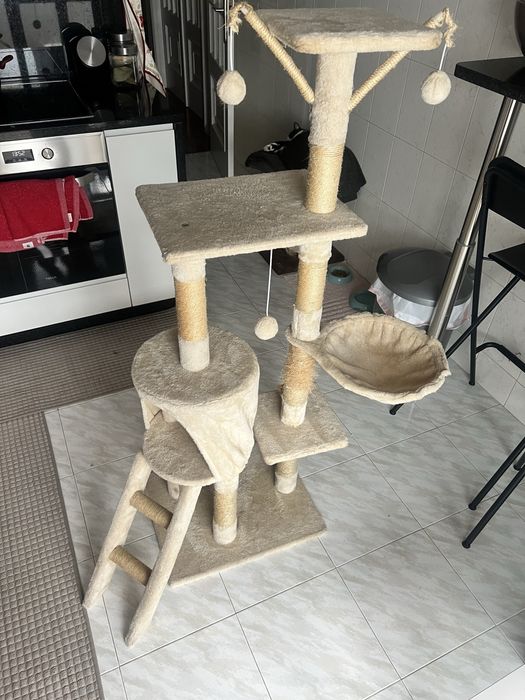Arranhador / Árvore para Gatos Grande (Limpo e Desinfetado)