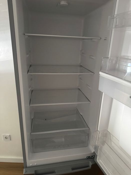 Frigorífico Kunft com dispensador de água