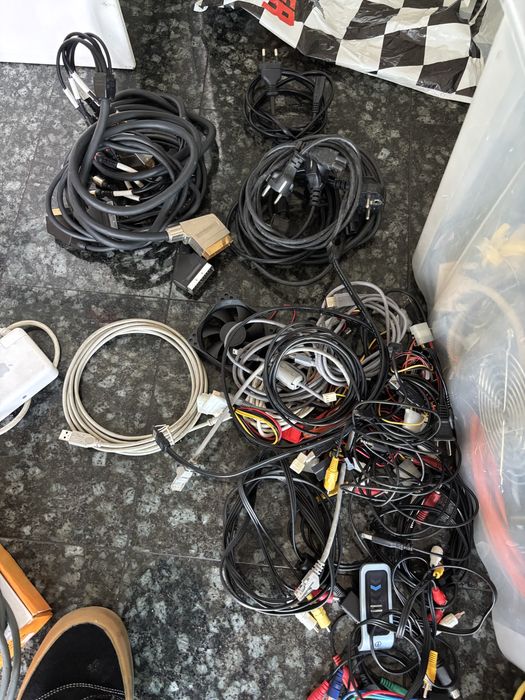 Vario material informático