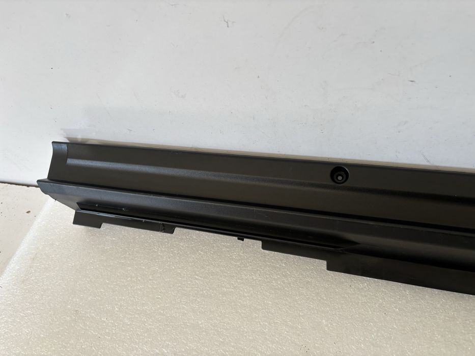 Toyota Yaris Cross 20- listwa progowa prawa nakładka na próg prawy