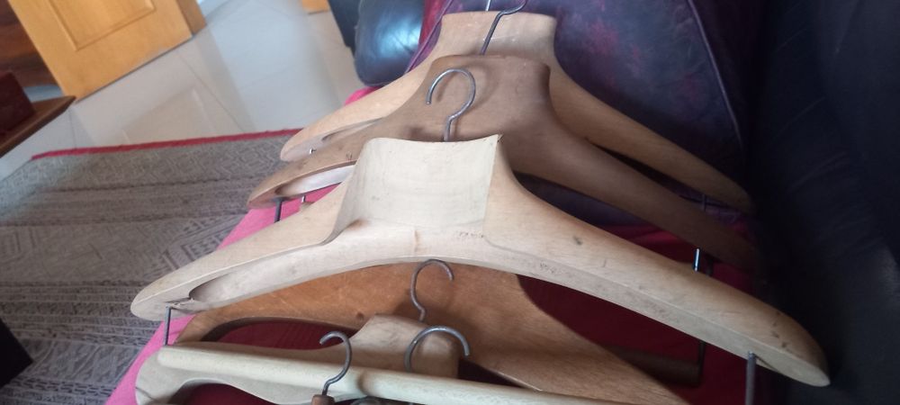 Cabides madeira antigos ( fato )