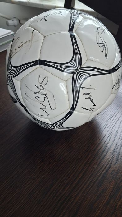 Piłka z autografami