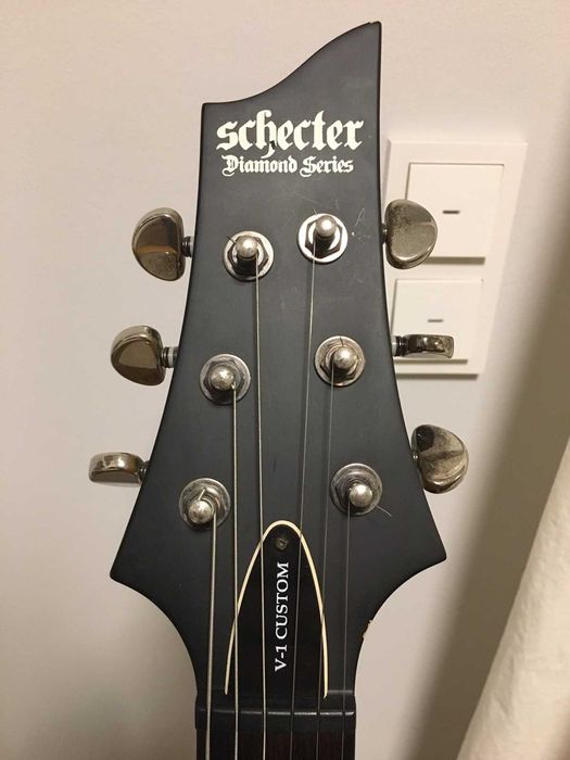 Schecter Diamond V-1 CUSTOM Duncan Designed Active HB+кейс, есть ВИДЕО