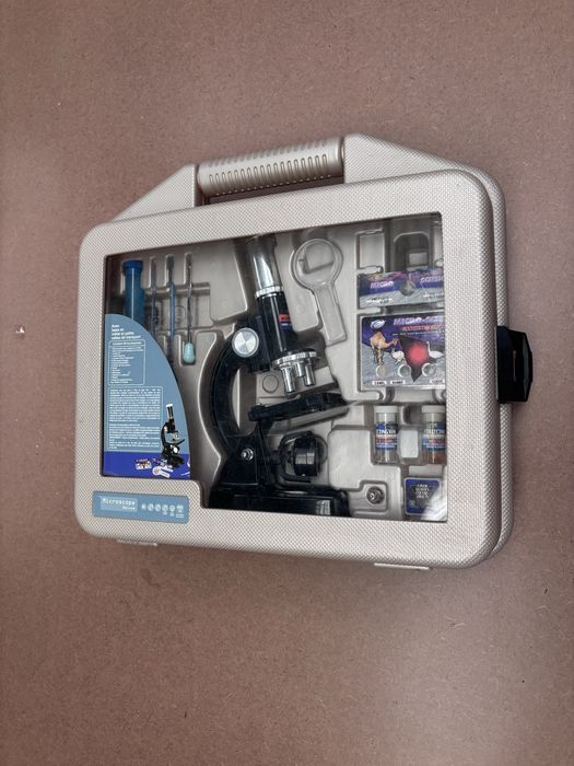 Microscópio com set de experiências