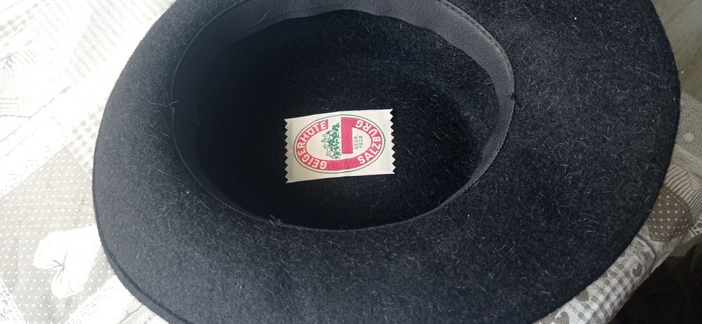 Жіночий капелюшок фірмовий