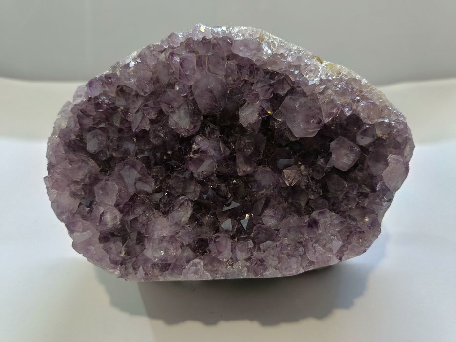 Naturalny kamień Ametyst w formie polerowanej geody groty
