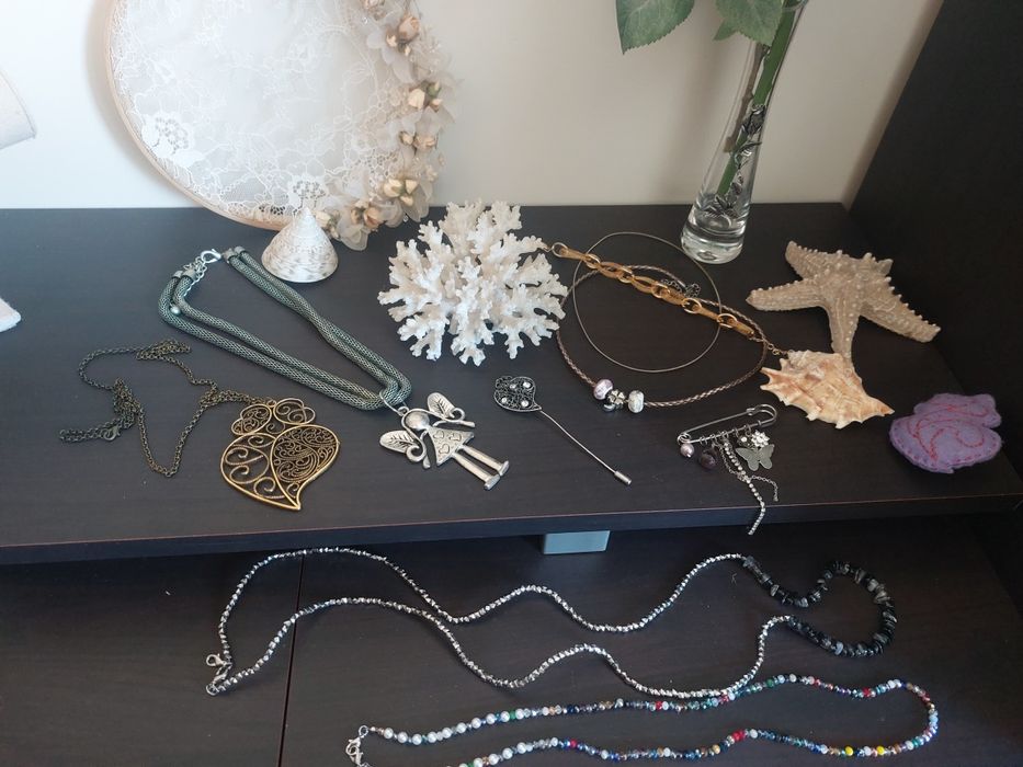 Fios pulseira e pregadeiras