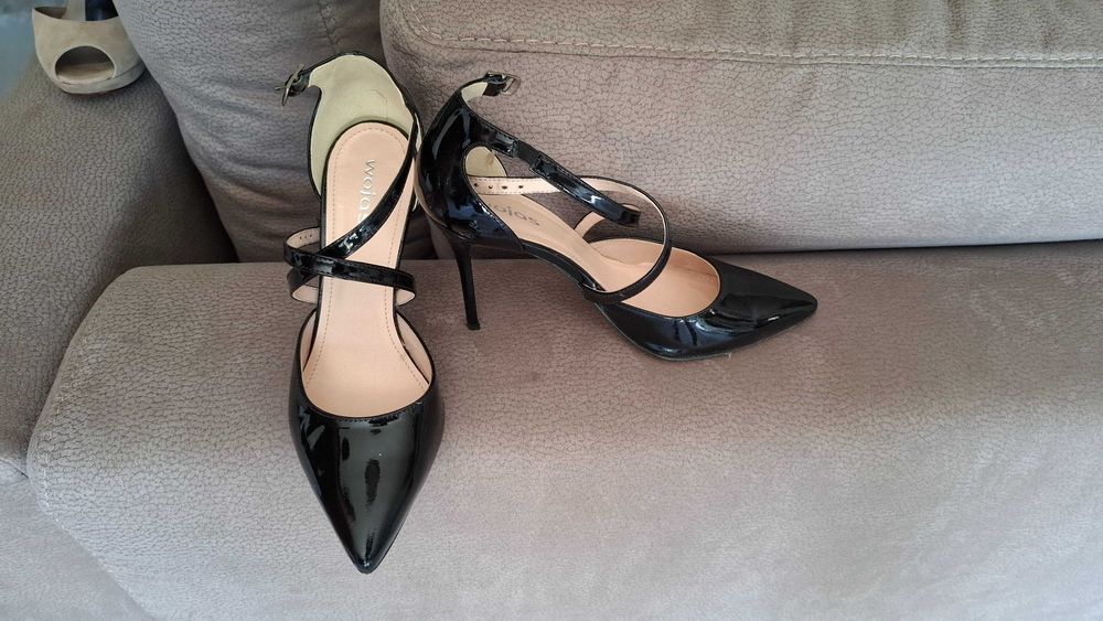 Czarne buty lakierowane na obcasie