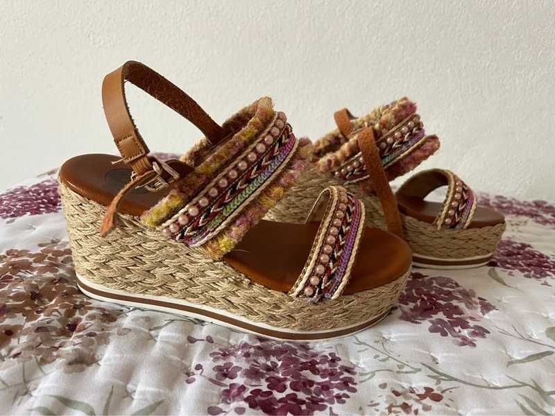 Sandálias com plataforma